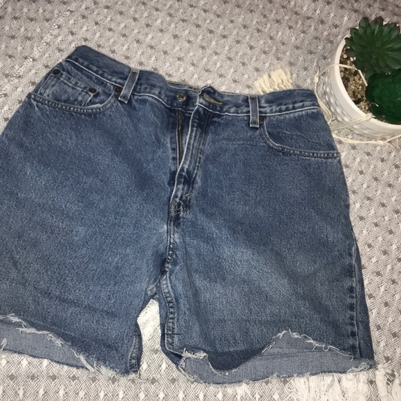 Levi’s “Mom Shorts” - Picture 3 of 4
